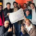 Felipe Simas Instagram - Cresci nos anos 80 e a cultura de bandas faz parte da minha formação musical, cultural, social e lúdica. Vivi Blitz, Kid Abelha, Barão, Paralamas, Titãs, Legião e tantas outras hoje representadas por ‘Jovens’ como os da foto (os Dionísios), assim como por Lagum, Hotelo, Daparte e O Grilo. Banda é caldeirão! Banda é combustão! Em 21 de maio do ano passado, os Jovens Dionísios (“como é o plural de uma banda com o nome de um único indivíduo”, Gita?) emplacaram um mega hit no topo das paradas. Coincidentemente ou não, nesse mesmo dia abriam o festival Coolritiba jogando em casa na lendária Pedreira Paulo Leminski. Enquanto faziam o show, a notícia de que ‘Acorda Pedrinho’ era número 1 já corria o Brasil. Eu assistia da coxia (as Anavitória entrariam em seguida) quando meu telefone tocou com um inusitado convite para que eles se apresentassem no programa Domingo Legal. Soava quase como uma fenda no espaço-tempo: Uma banda estourando um hit e fazendo playback no SBT! Um tanto inusitado pros dias de hoje, mas seria absurdamente normal nos anos 90. Transmiti na mesma hora o convite ao empresário Enricco Pasquali que topou sem titubear. Contratamos uma van e embarcamos no meio da madrugada pro CDT da Anhanguera, o famoso complexo de estúdios do Sistema Brasileiro de Televisão. Os poucos mais de 400 quilômetros que separam Curitiba de São Paulo foram apenas os primeiros de milhares de outros que eles rodaram a partir de então. Fizeram shows por todo o país e ganharam também Portugal. Até hoje ainda estão assimilando tudo o que aconteceu e dizem que a sensação é a de que um dia os colocaram numa van de onde nunca mais saíram. Em visita ao QG dos Jovens dia desses em Curitiba, eles me contaram que o travesseiro que deixei esquecido naquela van acabou virando companheiro das infindas viagens. Gentilmente recusei a devolução da confortável almofada e atendi a pronta solicitação de deixar marcado nela o lema que norteia todos os meus papos sobre estratégias de carreiras: “It’s all about music!”. Pois bem, essa van na qual eles embarcaram na madrugada do dia 22 de maio de 2022 agora levanta voo rumo a Europa. Boa Eurotour aos Jovens! Curitiba, Paraná