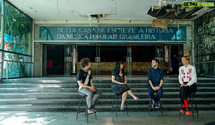 Felipe Simas Instagram - Minha vida mudou assim que assisti a uma matinê da Blitz no Canecão. Eu tinha oito anos de idade. A partir dali, sonhava acordado cada vez que pisava por lá. É de onde guardo algumas das mais profundas lembranças da minha infância e adolescência. Dia desses, meu amigo @brunolevinson me deu a oportunidade de me despedir de lá. Quanta emoção! Em breve, os escombros do Canecão serão colocados abaixo para dar lugar a um novo espaço onde muitas outras histórias poderão ser contadas. Foi um enorme privilégio poder dar meu depoimento ao lado de @duasvezeschico @leticialetrux e @kamilleviola para o documentário que irá rememorar a casa que, por um bom tempo, escreveu a história da música popular brasileira. VIVA O CANECÃO! 📷 @eelisabessa