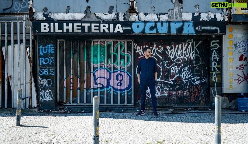 Felipe Simas Instagram - Minha vida mudou assim que assisti a uma matinê da Blitz no Canecão. Eu tinha oito anos de idade. A partir dali, sonhava acordado cada vez que pisava por lá. É de onde guardo algumas das mais profundas lembranças da minha infância e adolescência. Dia desses, meu amigo @brunolevinson me deu a oportunidade de me despedir de lá. Quanta emoção! Em breve, os escombros do Canecão serão colocados abaixo para dar lugar a um novo espaço onde muitas outras histórias poderão ser contadas. Foi um enorme privilégio poder dar meu depoimento ao lado de @duasvezeschico @leticialetrux e @kamilleviola para o documentário que irá rememorar a casa que, por um bom tempo, escreveu a história da música popular brasileira. VIVA O CANECÃO! 📷 @eelisabessa