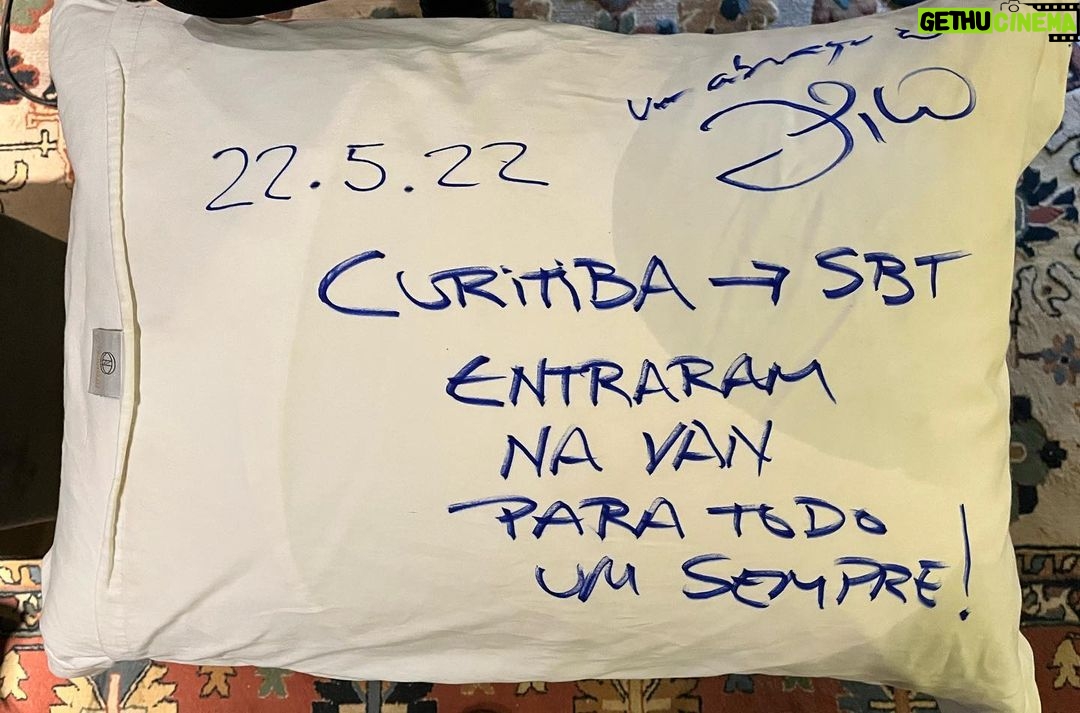 Felipe Simas Instagram - Cresci nos anos 80 e a cultura de bandas faz parte da minha formação musical, cultural, social e lúdica. Vivi Blitz, Kid Abelha, Barão, Paralamas, Titãs, Legião e tantas outras hoje representadas por ‘Jovens’ como os da foto (os Dionísios), assim como por Lagum, Hotelo, Daparte e O Grilo. Banda é caldeirão! Banda é combustão! Em 21 de maio do ano passado, os Jovens Dionísios (“como é o plural de uma banda com o nome de um único indivíduo”, Gita?) emplacaram um mega hit no topo das paradas. Coincidentemente ou não, nesse mesmo dia abriam o festival Coolritiba jogando em casa na lendária Pedreira Paulo Leminski. Enquanto faziam o show, a notícia de que ‘Acorda Pedrinho’ era número 1 já corria o Brasil. Eu assistia da coxia (as Anavitória entrariam em seguida) quando meu telefone tocou com um inusitado convite para que eles se apresentassem no programa Domingo Legal. Soava quase como uma fenda no espaço-tempo: Uma banda estourando um hit e fazendo playback no SBT! Um tanto inusitado pros dias de hoje, mas seria absurdamente normal nos anos 90. Transmiti na mesma hora o convite ao empresário Enricco Pasquali que topou sem titubear. Contratamos uma van e embarcamos no meio da madrugada pro CDT da Anhanguera, o famoso complexo de estúdios do Sistema Brasileiro de Televisão. Os poucos mais de 400 quilômetros que separam Curitiba de São Paulo foram apenas os primeiros de milhares de outros que eles rodaram a partir de então. Fizeram shows por todo o país e ganharam também Portugal. Até hoje ainda estão assimilando tudo o que aconteceu e dizem que a sensação é a de que um dia os colocaram numa van de onde nunca mais saíram. Em visita ao QG dos Jovens dia desses em Curitiba, eles me contaram que o travesseiro que deixei esquecido naquela van acabou virando companheiro das infindas viagens. Gentilmente recusei a devolução da confortável almofada e atendi a pronta solicitação de deixar marcado nela o lema que norteia todos os meus papos sobre estratégias de carreiras: “It’s all about music!”. Pois bem, essa van na qual eles embarcaram na madrugada do dia 22 de maio de 2022 agora levanta voo rumo a Europa. Boa Eurotour aos Jovens! Curitiba, Paraná