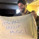 Felipe Simas Instagram - Cresci nos anos 80 e a cultura de bandas faz parte da minha formação musical, cultural, social e lúdica. Vivi Blitz, Kid Abelha, Barão, Paralamas, Titãs, Legião e tantas outras hoje representadas por ‘Jovens’ como os da foto (os Dionísios), assim como por Lagum, Hotelo, Daparte e O Grilo. Banda é caldeirão! Banda é combustão! Em 21 de maio do ano passado, os Jovens Dionísios (“como é o plural de uma banda com o nome de um único indivíduo”, Gita?) emplacaram um mega hit no topo das paradas. Coincidentemente ou não, nesse mesmo dia abriam o festival Coolritiba jogando em casa na lendária Pedreira Paulo Leminski. Enquanto faziam o show, a notícia de que ‘Acorda Pedrinho’ era número 1 já corria o Brasil. Eu assistia da coxia (as Anavitória entrariam em seguida) quando meu telefone tocou com um inusitado convite para que eles se apresentassem no programa Domingo Legal. Soava quase como uma fenda no espaço-tempo: Uma banda estourando um hit e fazendo playback no SBT! Um tanto inusitado pros dias de hoje, mas seria absurdamente normal nos anos 90. Transmiti na mesma hora o convite ao empresário Enricco Pasquali que topou sem titubear. Contratamos uma van e embarcamos no meio da madrugada pro CDT da Anhanguera, o famoso complexo de estúdios do Sistema Brasileiro de Televisão. Os poucos mais de 400 quilômetros que separam Curitiba de São Paulo foram apenas os primeiros de milhares de outros que eles rodaram a partir de então. Fizeram shows por todo o país e ganharam também Portugal. Até hoje ainda estão assimilando tudo o que aconteceu e dizem que a sensação é a de que um dia os colocaram numa van de onde nunca mais saíram. Em visita ao QG dos Jovens dia desses em Curitiba, eles me contaram que o travesseiro que deixei esquecido naquela van acabou virando companheiro das infindas viagens. Gentilmente recusei a devolução da confortável almofada e atendi a pronta solicitação de deixar marcado nela o lema que norteia todos os meus papos sobre estratégias de carreiras: “It’s all about music!”. Pois bem, essa van na qual eles embarcaram na madrugada do dia 22 de maio de 2022 agora levanta voo rumo a Europa. Boa Eurotour aos Jovens! Curitiba, Paraná
