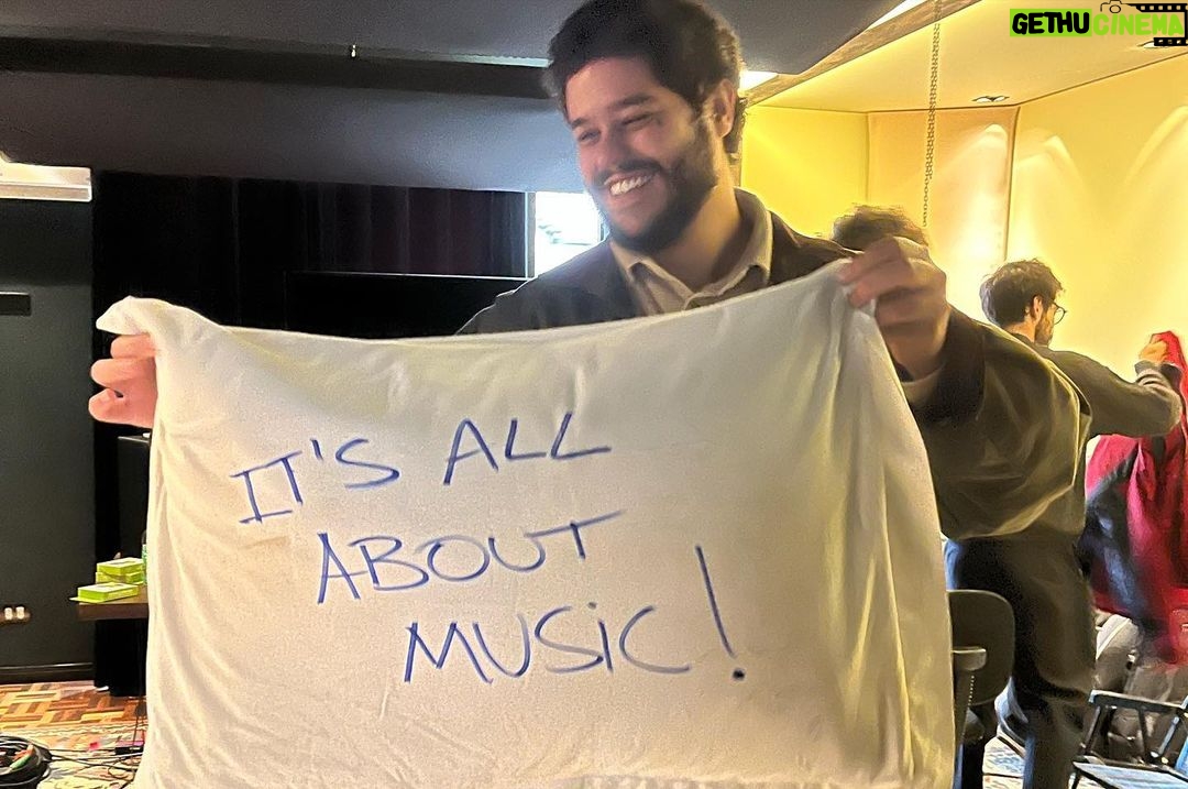 Felipe Simas Instagram - Cresci nos anos 80 e a cultura de bandas faz parte da minha formação musical, cultural, social e lúdica. Vivi Blitz, Kid Abelha, Barão, Paralamas, Titãs, Legião e tantas outras hoje representadas por ‘Jovens’ como os da foto (os Dionísios), assim como por Lagum, Hotelo, Daparte e O Grilo. Banda é caldeirão! Banda é combustão! Em 21 de maio do ano passado, os Jovens Dionísios (“como é o plural de uma banda com o nome de um único indivíduo”, Gita?) emplacaram um mega hit no topo das paradas. Coincidentemente ou não, nesse mesmo dia abriam o festival Coolritiba jogando em casa na lendária Pedreira Paulo Leminski. Enquanto faziam o show, a notícia de que ‘Acorda Pedrinho’ era número 1 já corria o Brasil. Eu assistia da coxia (as Anavitória entrariam em seguida) quando meu telefone tocou com um inusitado convite para que eles se apresentassem no programa Domingo Legal. Soava quase como uma fenda no espaço-tempo: Uma banda estourando um hit e fazendo playback no SBT! Um tanto inusitado pros dias de hoje, mas seria absurdamente normal nos anos 90. Transmiti na mesma hora o convite ao empresário Enricco Pasquali que topou sem titubear. Contratamos uma van e embarcamos no meio da madrugada pro CDT da Anhanguera, o famoso complexo de estúdios do Sistema Brasileiro de Televisão. Os poucos mais de 400 quilômetros que separam Curitiba de São Paulo foram apenas os primeiros de milhares de outros que eles rodaram a partir de então. Fizeram shows por todo o país e ganharam também Portugal. Até hoje ainda estão assimilando tudo o que aconteceu e dizem que a sensação é a de que um dia os colocaram numa van de onde nunca mais saíram. Em visita ao QG dos Jovens dia desses em Curitiba, eles me contaram que o travesseiro que deixei esquecido naquela van acabou virando companheiro das infindas viagens. Gentilmente recusei a devolução da confortável almofada e atendi a pronta solicitação de deixar marcado nela o lema que norteia todos os meus papos sobre estratégias de carreiras: “It’s all about music!”. Pois bem, essa van na qual eles embarcaram na madrugada do dia 22 de maio de 2022 agora levanta voo rumo a Europa. Boa Eurotour aos Jovens! Curitiba, Paraná