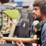 Felipe Simas Instagram - O NASCIMENTO DE UM HIT | Guardo com enorme carinho inúmeras das lembranças acumuladas ao longo desses anos todos de trabalho com a música. Mas há uma, em especial, que remonta à uma terça-feira do abril de 17, quando fui testemunha ocular (e auricular) da tal mágica que vez ou outra acontece num estúdio de gravação. Naquele dia, ‘FICA’ (canção composta pela Aninha com o Matheus Aleixo) tomava sua primeira e definitiva forma fonográfica. Chegamos pela manhã no estúdio do Dudu Borges no bairro paulistano da Aclimação. Dudu teve a sensibilidade e elegância de construir ao lado da Ana uma nova proposta de produção em detrimento do caminho inicial sugerido por ele, refutado por ela. Em seguida, aquecendo a voz, Vi se junta pra aprovação final da versão que começaria a ser gravada em instantes. O marcante riff que abre a canção foi criado na hora pelo maestro violeiro Jeff Pina. Os precisos registros do baixo do Leo e da bateria do Cream já refletiam ali o magnânimo entrosamento desse incrível power trio, fruto dos mais de 6 meses de estrada até ali com a turnê de estreia de ANAVITÓRIA. No meio da tarde, já com a base pronta, Matheus e Kauan chegam pra gravar suas vozes. Junto com eles, o querido amigo Paulo Lima, presidente da gravadora Universal Music, então label de todos os intérpretes envolvidos. Por volta das cinco da tarde, com instrumentos e vozes já captados e artistas dispensados, me dei conta de que dificilmente conseguiríamos conciliar agenda novamente para um registro audiovisual. Liguei pro filmaker Lucas Mielnik e perguntei se ele poderia correr pro estúdio pra um job imediato, o que ele prontamente atendeu, junto com seu parceiro Daniel Mendes. Interrompi os abraços de despedida anunciando que precisaríamos de mais 30 minutos de todos ali pra gravar umas imagens. Diante do okay de cada um, registramos rápidos takes dos artistas em ação. [CONTINUA NOS COMENTÁRIOS]