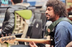 Felipe Simas Instagram - O NASCIMENTO DE UM HIT | Guardo com enorme carinho inúmeras das lembranças acumuladas ao longo desses anos todos de trabalho com a música. Mas há uma, em especial, que remonta à uma terça-feira do abril de 17, quando fui testemunha ocular (e auricular) da tal mágica que vez ou outra acontece num estúdio de gravação. Naquele dia, ‘FICA’ (canção composta pela Aninha com o Matheus Aleixo) tomava sua primeira e definitiva forma fonográfica.
 
Chegamos pela manhã no estúdio do Dudu Borges no bairro paulistano da Aclimação. Dudu teve a sensibilidade e elegância de construir ao lado da Ana uma nova proposta de produção em detrimento do caminho inicial sugerido por ele, refutado por ela. Em seguida, aquecendo a voz, Vi se junta pra aprovação final da versão que começaria a ser gravada em instantes. 
 
O marcante riff que abre a canção foi criado na hora pelo maestro violeiro Jeff Pina. Os precisos registros do baixo do Leo e da bateria do Cream já refletiam ali o magnânimo entrosamento desse incrível power trio, fruto dos mais de 6 meses de estrada até ali com a turnê de estreia de ANAVITÓRIA.
 
No meio da tarde, já com a base pronta, Matheus e Kauan chegam pra gravar suas vozes. Junto com eles, o querido amigo Paulo Lima, presidente da gravadora Universal Music, então label de todos os intérpretes envolvidos.
 
Por volta das cinco da tarde, com instrumentos e vozes já captados e artistas dispensados, me dei conta de que dificilmente conseguiríamos conciliar agenda novamente para um registro audiovisual. Liguei pro filmaker Lucas Mielnik e perguntei se ele poderia correr pro estúdio pra um job imediato, o que ele prontamente atendeu, junto com seu parceiro Daniel Mendes.
 
Interrompi os abraços de despedida anunciando que precisaríamos de mais 30 minutos de todos ali pra gravar umas imagens. Diante do okay de cada um, registramos rápidos takes dos artistas em ação. 

[CONTINUA NOS COMENTÁRIOS]