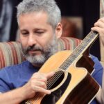 Felipe Simas Instagram - O NASCIMENTO DE UM HIT | Guardo com enorme carinho inúmeras das lembranças acumuladas ao longo desses anos todos de trabalho com a música. Mas há uma, em especial, que remonta à uma terça-feira do abril de 17, quando fui testemunha ocular (e auricular) da tal mágica que vez ou outra acontece num estúdio de gravação. Naquele dia, ‘FICA’ (canção composta pela Aninha com o Matheus Aleixo) tomava sua primeira e definitiva forma fonográfica. Chegamos pela manhã no estúdio do Dudu Borges no bairro paulistano da Aclimação. Dudu teve a sensibilidade e elegância de construir ao lado da Ana uma nova proposta de produção em detrimento do caminho inicial sugerido por ele, refutado por ela. Em seguida, aquecendo a voz, Vi se junta pra aprovação final da versão que começaria a ser gravada em instantes. O marcante riff que abre a canção foi criado na hora pelo maestro violeiro Jeff Pina. Os precisos registros do baixo do Leo e da bateria do Cream já refletiam ali o magnânimo entrosamento desse incrível power trio, fruto dos mais de 6 meses de estrada até ali com a turnê de estreia de ANAVITÓRIA. No meio da tarde, já com a base pronta, Matheus e Kauan chegam pra gravar suas vozes. Junto com eles, o querido amigo Paulo Lima, presidente da gravadora Universal Music, então label de todos os intérpretes envolvidos. Por volta das cinco da tarde, com instrumentos e vozes já captados e artistas dispensados, me dei conta de que dificilmente conseguiríamos conciliar agenda novamente para um registro audiovisual. Liguei pro filmaker Lucas Mielnik e perguntei se ele poderia correr pro estúdio pra um job imediato, o que ele prontamente atendeu, junto com seu parceiro Daniel Mendes. Interrompi os abraços de despedida anunciando que precisaríamos de mais 30 minutos de todos ali pra gravar umas imagens. Diante do okay de cada um, registramos rápidos takes dos artistas em ação. [CONTINUA NOS COMENTÁRIOS]