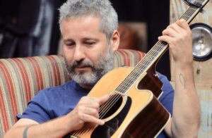 Felipe Simas Instagram - O NASCIMENTO DE UM HIT | Guardo com enorme carinho inúmeras das lembranças acumuladas ao longo desses anos todos de trabalho com a música. Mas há uma, em especial, que remonta à uma terça-feira do abril de 17, quando fui testemunha ocular (e auricular) da tal mágica que vez ou outra acontece num estúdio de gravação. Naquele dia, ‘FICA’ (canção composta pela Aninha com o Matheus Aleixo) tomava sua primeira e definitiva forma fonográfica.
 
Chegamos pela manhã no estúdio do Dudu Borges no bairro paulistano da Aclimação. Dudu teve a sensibilidade e elegância de construir ao lado da Ana uma nova proposta de produção em detrimento do caminho inicial sugerido por ele, refutado por ela. Em seguida, aquecendo a voz, Vi se junta pra aprovação final da versão que começaria a ser gravada em instantes. 
 
O marcante riff que abre a canção foi criado na hora pelo maestro violeiro Jeff Pina. Os precisos registros do baixo do Leo e da bateria do Cream já refletiam ali o magnânimo entrosamento desse incrível power trio, fruto dos mais de 6 meses de estrada até ali com a turnê de estreia de ANAVITÓRIA.
 
No meio da tarde, já com a base pronta, Matheus e Kauan chegam pra gravar suas vozes. Junto com eles, o querido amigo Paulo Lima, presidente da gravadora Universal Music, então label de todos os intérpretes envolvidos.
 
Por volta das cinco da tarde, com instrumentos e vozes já captados e artistas dispensados, me dei conta de que dificilmente conseguiríamos conciliar agenda novamente para um registro audiovisual. Liguei pro filmaker Lucas Mielnik e perguntei se ele poderia correr pro estúdio pra um job imediato, o que ele prontamente atendeu, junto com seu parceiro Daniel Mendes.
 
Interrompi os abraços de despedida anunciando que precisaríamos de mais 30 minutos de todos ali pra gravar umas imagens. Diante do okay de cada um, registramos rápidos takes dos artistas em ação. 

[CONTINUA NOS COMENTÁRIOS]