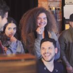 Felipe Simas Instagram - O NASCIMENTO DE UM HIT | Guardo com enorme carinho inúmeras das lembranças acumuladas ao longo desses anos todos de trabalho com a música. Mas há uma, em especial, que remonta à uma terça-feira do abril de 17, quando fui testemunha ocular (e auricular) da tal mágica que vez ou outra acontece num estúdio de gravação. Naquele dia, ‘FICA’ (canção composta pela Aninha com o Matheus Aleixo) tomava sua primeira e definitiva forma fonográfica. Chegamos pela manhã no estúdio do Dudu Borges no bairro paulistano da Aclimação. Dudu teve a sensibilidade e elegância de construir ao lado da Ana uma nova proposta de produção em detrimento do caminho inicial sugerido por ele, refutado por ela. Em seguida, aquecendo a voz, Vi se junta pra aprovação final da versão que começaria a ser gravada em instantes. O marcante riff que abre a canção foi criado na hora pelo maestro violeiro Jeff Pina. Os precisos registros do baixo do Leo e da bateria do Cream já refletiam ali o magnânimo entrosamento desse incrível power trio, fruto dos mais de 6 meses de estrada até ali com a turnê de estreia de ANAVITÓRIA. No meio da tarde, já com a base pronta, Matheus e Kauan chegam pra gravar suas vozes. Junto com eles, o querido amigo Paulo Lima, presidente da gravadora Universal Music, então label de todos os intérpretes envolvidos. Por volta das cinco da tarde, com instrumentos e vozes já captados e artistas dispensados, me dei conta de que dificilmente conseguiríamos conciliar agenda novamente para um registro audiovisual. Liguei pro filmaker Lucas Mielnik e perguntei se ele poderia correr pro estúdio pra um job imediato, o que ele prontamente atendeu, junto com seu parceiro Daniel Mendes. Interrompi os abraços de despedida anunciando que precisaríamos de mais 30 minutos de todos ali pra gravar umas imagens. Diante do okay de cada um, registramos rápidos takes dos artistas em ação. [CONTINUA NOS COMENTÁRIOS]