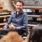 Felipe Simas Instagram - O NASCIMENTO DE UM HIT | Guardo com enorme carinho inúmeras das lembranças acumuladas ao longo desses anos todos de trabalho com a música. Mas há uma, em especial, que remonta à uma terça-feira do abril de 17, quando fui testemunha ocular (e auricular) da tal mágica que vez ou outra acontece num estúdio de gravação. Naquele dia, ‘FICA’ (canção composta pela Aninha com o Matheus Aleixo) tomava sua primeira e definitiva forma fonográfica. Chegamos pela manhã no estúdio do Dudu Borges no bairro paulistano da Aclimação. Dudu teve a sensibilidade e elegância de construir ao lado da Ana uma nova proposta de produção em detrimento do caminho inicial sugerido por ele, refutado por ela. Em seguida, aquecendo a voz, Vi se junta pra aprovação final da versão que começaria a ser gravada em instantes. O marcante riff que abre a canção foi criado na hora pelo maestro violeiro Jeff Pina. Os precisos registros do baixo do Leo e da bateria do Cream já refletiam ali o magnânimo entrosamento desse incrível power trio, fruto dos mais de 6 meses de estrada até ali com a turnê de estreia de ANAVITÓRIA. No meio da tarde, já com a base pronta, Matheus e Kauan chegam pra gravar suas vozes. Junto com eles, o querido amigo Paulo Lima, presidente da gravadora Universal Music, então label de todos os intérpretes envolvidos. Por volta das cinco da tarde, com instrumentos e vozes já captados e artistas dispensados, me dei conta de que dificilmente conseguiríamos conciliar agenda novamente para um registro audiovisual. Liguei pro filmaker Lucas Mielnik e perguntei se ele poderia correr pro estúdio pra um job imediato, o que ele prontamente atendeu, junto com seu parceiro Daniel Mendes. Interrompi os abraços de despedida anunciando que precisaríamos de mais 30 minutos de todos ali pra gravar umas imagens. Diante do okay de cada um, registramos rápidos takes dos artistas em ação. [CONTINUA NOS COMENTÁRIOS]