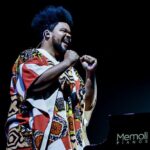 Felipe Simas Instagram - Todo show é uma obra aberta. Não comporta uma única sensação. As inúmeras possibilidades de conjecturas sensoriais e interpretativas faz com que cada um viva uma experiência única.  Fotos, vídeos e depoimentos, por melhores que sejam, nunca farão jus ao universo de sentidos que confluíram ontem naquele espaço na Barra Funda das Américas. Havia música, havia história, havia amor, havia mágica, havia Manu! VIVA MANU! Fotos por @brenogaltier e @anderscarvalho Espaço das Américas