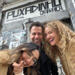 Felipe Simas Instagram - Há exatos sete anos, do outro lado dessa porta hoje concretada, subia ao palco pela primeira vez um tal duo tocantinense cujo vídeo lançado no dia anterior no facebook já batia a casa do milhão de visualizações. Umas trinta pessoas presenciaram aquela que deve ter sido a única performance pública das ANAVITÓRIA em que não há registo visual algum exceto aqueles da memória. Vila Madalena