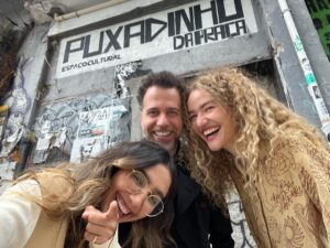 Felipe Simas Instagram - Há exatos sete anos, do outro lado dessa porta hoje concretada, subia ao palco pela primeira vez um tal duo tocantinense cujo vídeo lançado no dia anterior no facebook já batia a casa do milhão de visualizações. Umas trinta pessoas presenciaram aquela que deve ter sido a única performance pública das ANAVITÓRIA em que não há registo visual algum exceto aqueles da memória.
