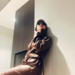 Feride Çetin Instagram - Ne güzel sohbetti, tesekkür ederim @apara #BizBize 🧥 @vuuofficial @difashionbranding @muratgogebakanfilm #KalbimYaraliFilm #filmtanıtım Turkuvaz Medya Grubu