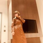 Feride Çetin Instagram - Ne güzel sohbetti, tesekkür ederim @apara #BizBize 🧥 @vuuofficial @difashionbranding @muratgogebakanfilm #KalbimYaraliFilm #filmtanıtım Turkuvaz Medya Grubu