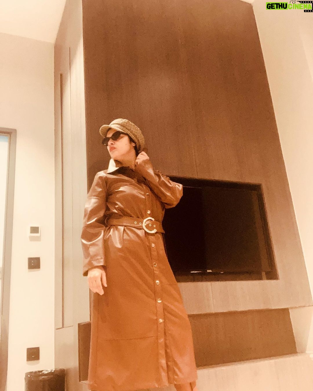 Feride Çetin Instagram - Ne güzel sohbetti, tesekkür ederim @apara #BizBize 🧥 @vuuofficial @difashionbranding @muratgogebakanfilm #KalbimYaraliFilm #filmtanıtım Turkuvaz Medya Grubu
