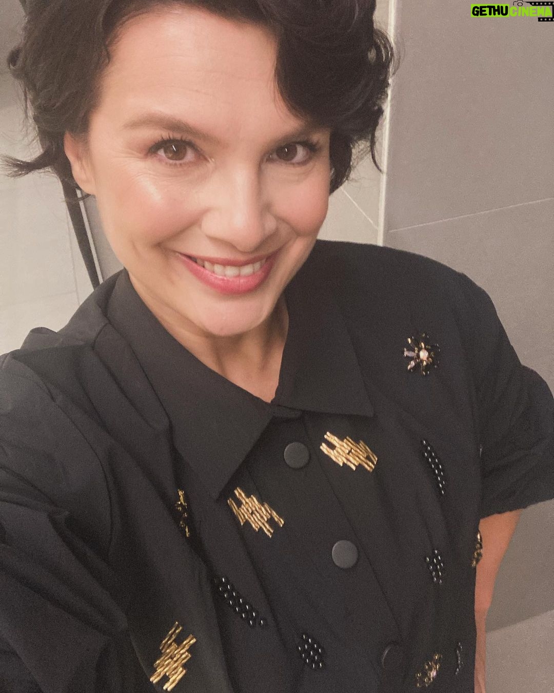 Feride Çetin Instagram - Diagonal seviyorum diye okulda da fotografçiliktan kalirdim geriye… @vuuofficial her daim en sevdigim kostümler @difashionbranding Turkuvaz Medya Grubu