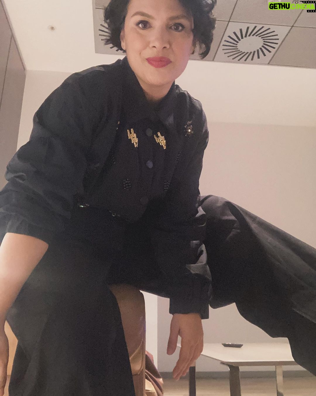 Feride Çetin Instagram - Diagonal seviyorum diye okulda da fotografçiliktan kalirdim geriye… @vuuofficial her daim en sevdigim kostümler @difashionbranding Turkuvaz Medya Grubu