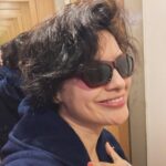 Feride Çetin Instagram - Sadece size inanan ve aydinliginizi çogaltanlarla çevreleyin etrafinizi. 30 senedir yaziyor, yönetiyor ve oynuyorum. Yayinlanmis yayinlanmamis pek çok isim var. Biliyor musunuz, bugüne kadar ilk defa bir menajer yayinlanmamis senaryolarimi okuyup kamera arkasi becerilerime deger veriyor. Eskiden çalistiklarim senaryolarimi ellerine aldilar ve 2. sayfayi çevirmeye lüzum dahi görmediler. Ziyani yok, ben yazdim. Bir baskasi bana inanmadan da yolda kalmaya devam ettim elbette. Zira çocuklugumdan beri kendime inaniyorum. Yalniz bir oyuncu degil, bir ‘sinemaci’ oldugumu biliyorum. Bugün de burada paylasmak istedim, sizi egleyen degil, inanan kisilerle yürüyün. Çünkû yasam çok kisa! #ZamanDiyeBirSeyYokNasilsa @ozlemgulbirmanagement