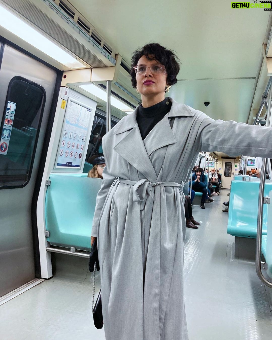 Feride Çetin Instagram - Fırfırellas on subway 🧥@vuuofficial 👗@vuuofficial 💍 @ifeelfreeco @difashionbranding Cuma Sinemalarda #KalbimYaraliGala @kalbimyaralifilm Istanbul, Turkey