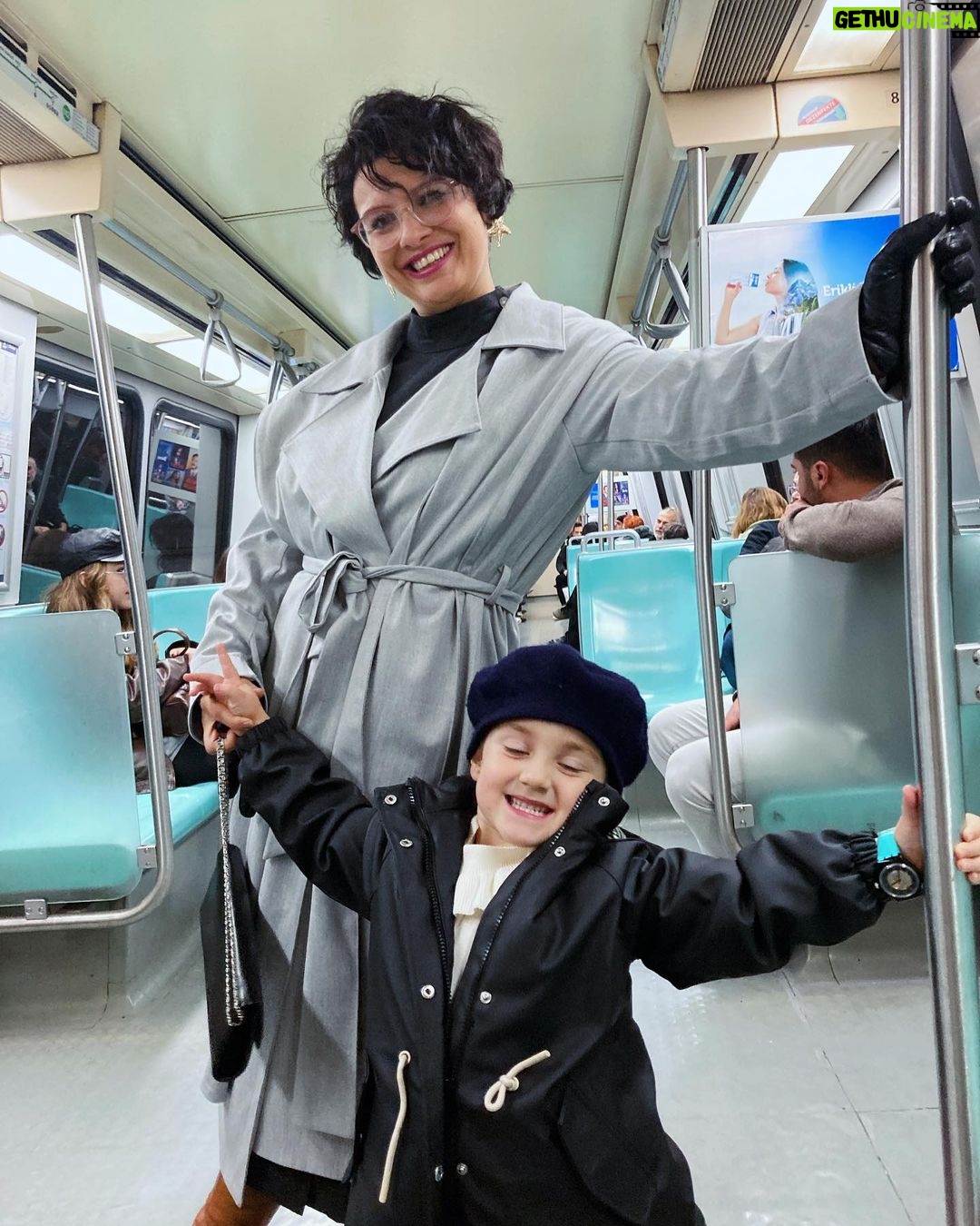 Feride Çetin Instagram - Fırfırellas on subway 🧥@vuuofficial 👗@vuuofficial 💍 @ifeelfreeco @difashionbranding Cuma Sinemalarda #KalbimYaraliGala @kalbimyaralifilm Istanbul, Turkey