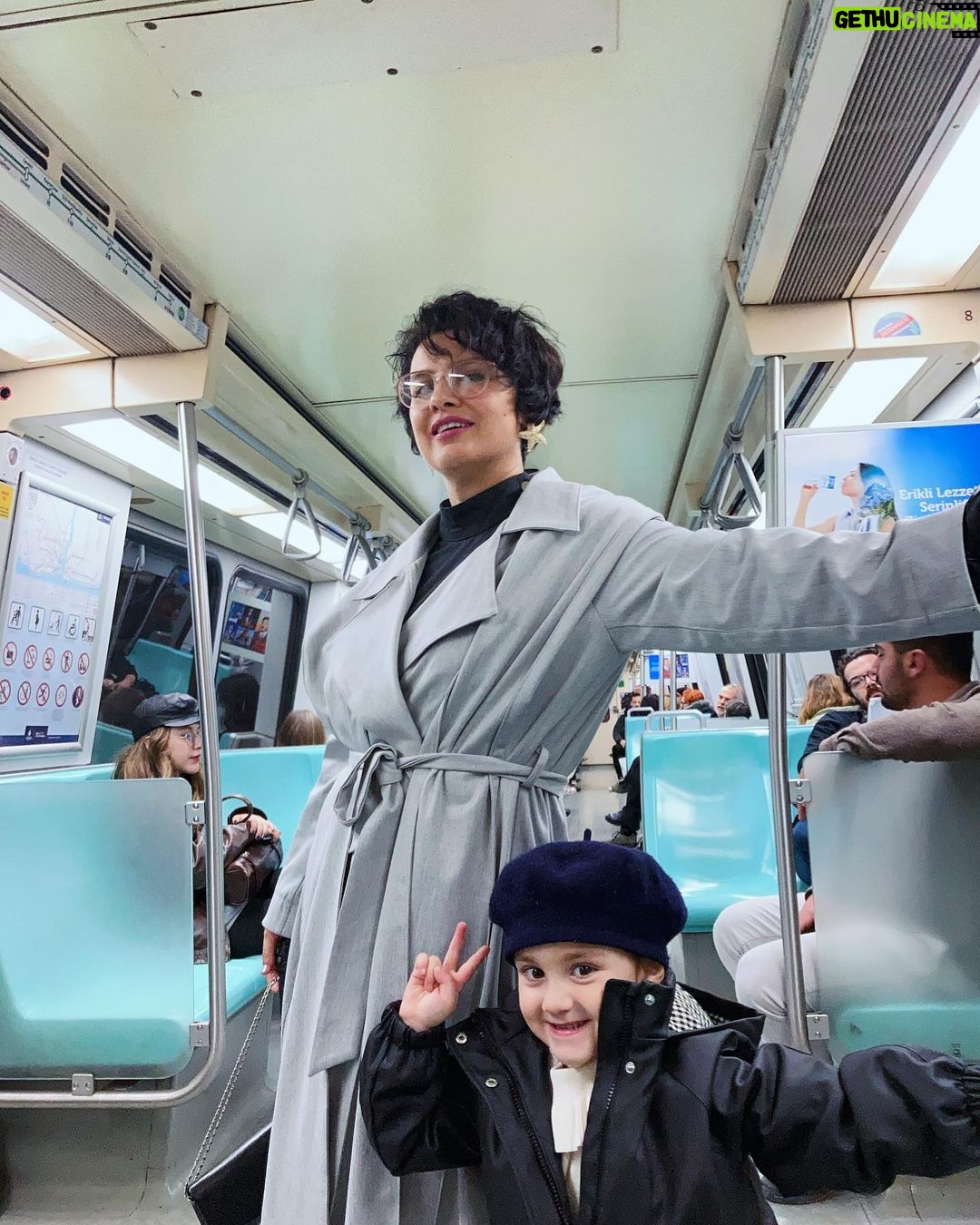 Feride Çetin Instagram - Fırfırellas on subway 🧥@vuuofficial 👗@vuuofficial 💍 @ifeelfreeco @difashionbranding Cuma Sinemalarda #KalbimYaraliGala @kalbimyaralifilm Istanbul, Turkey