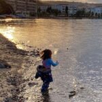Feride Çetin Instagram - Henüz 20 günlükken, pandemi korkusuna burnumuzu camdan disari zor çikarirken ve sütüm az diye aglayip, bebege nasil bakilir videolariyla sana tek basima bakmaya çabalarken beni bu sahil, bu sarki ve seni bir gün böyle oynarken görecek olmanin hayali ayakta tuttu. #HayatVar Karamürsel, Kocaeli