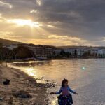 Feride Çetin Instagram - Henüz 20 günlükken, pandemi korkusuna burnumuzu camdan disari zor çikarirken ve sütüm az diye aglayip, bebege nasil bakilir videolariyla sana tek basima bakmaya çabalarken beni bu sahil, bu sarki ve seni bir gün böyle oynarken görecek olmanin hayali ayakta tuttu. #HayatVar Karamürsel, Kocaeli