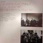 Feride Çetin Instagram - En büyük eserin ‘Türkiye Cumhuriyeti’ 100 yillik tarihinde olmadigi kadar çok kasirga ve buhranla sarsilirken kitaplarini okumak simdi daha degerli. Ortadogu batakliginda yasanabilecek her seyi bilip bize mücadelenin elkitabini biraktin. Aydinlik ve korkusuz ruhun evladima da isik oldu. Senin ve devrim sehitlerimizin mücadelesine her gün, dua ediyorum. Canim ATA’m, her adil, dürüst, çaliskan, onurlu vatandasta seni görüyorum. Buradayiz! Türkiye Cumhuriyeti ilelebet payidar kalacak! #10kasımatamızısaygısevgivehasretleanıyoruz