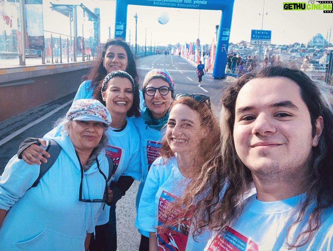Feride Çetin Instagram - Gelecek sene köprüyü de geçelim, yine bol dans edelim @ucansupurgevakfi Festivale destek olmak için 20 Kasım’a kadar vakit var. Haydi bir koltuk da sen al, @ucansupurgefest sinemamızı güçlendir 🎬 link bioda Galata Bridge