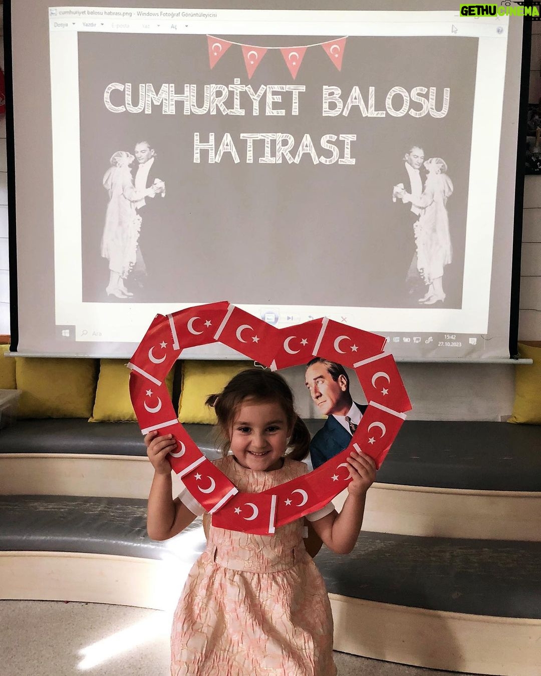 Feride Çetin Instagram - ATA’mızın izindeyiz🇹🇷Cumhuriyet devrimlerinin bekçisiyiz 💯