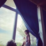 Feride Çetin Instagram - Hayatimi kurtardigin için tesekkür ederim kizim. Murakami’nin sözünü ettigi sevgiye nihayet kavusmus gibi hissediyorum. Sayende varligindan habersiz oldugum bir sürü seyle tanisiyorum. Her nefesin umut sebebi... 17. ayimiz kutlu olsun. You’ve so many years, happiness and screw ups ahead of you. But I swear I will do anything to make your life beautiful. Happy 17th month, my little fairy. #HayatHayatlaYasamayaDeger #iyikidoğdunhayatım #bebeğimbüyüyor #hayathanımharikalardiyarında “Yürekten sevdiğin bir insan varsa, bir kişi olsun yeter, hayatın kurtulmuş demektir.” #murakamisözleri Çatalca, İstanbul