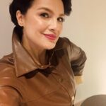 Feride Çetin Instagram - Ne güzel sohbetti, tesekkür ederim @apara #BizBize 🧥 @vuuofficial @difashionbranding @muratgogebakanfilm #KalbimYaraliFilm #filmtanıtım Turkuvaz Medya Grubu