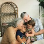Feride Çetin Instagram - Kabul edilmiş dualar... #myparentsrock❤️ #whenchildrenlovetolearn #grandpa #grandma #babygirl #hayathanımharikalardiyarında🧚🏼‍♀️#happysundayeveryone #timetoshine Lara Çağlayan