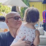 Feride Çetin Instagram - Nasil ki kurdugu ilk sözcük ‘Baba’, yamacindan ayrildiginda günlerce yemek yemiyor, karsilastigi her yeni tecrübede sürekli babasini aniyor; dilerim ki her zaman böyle birbirinizin pusulasi olarak kalin. Tanidigim en süper ikilisiniz. Hayat yoksa Murat yok 💞 #thecoolestdude #kahramanbaba #lovingfather #happyfathersday #hayathanimharikalardiyarinda Lara Çağlayan