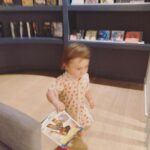 Feride Çetin Instagram - Son birkaç gündür tadilatla ugrasiyor ve çok özledigim Çatalca’daki kütüphanemi nasil buraya nakledecegime kafa yoruyorum. Mutfak esyalarim, televizyonum, gardirobumda kiyafetler eksik olabilir. Ama kitapsiz kaldigimda kendimi çiplak hissediyorum. Çocuklugumdan beri bu, böyle... Ne mutlu bana ki, kizim da kitaplara dokunmaya, bakmaya, koklamaya, (umarim bir gün okumaya ve yazmaya da...) doyamiyor... Neyse bugün felekten bir gün çalalim, dedim. AVM kitapçilarinda rastlanmayan yayinevlerini vitrine tasiyan @baska.ol ziyaret ettik. Kitapçida gelistirilecek çok sey var, özelikle çocuk bölümü. Hobi ve dünya edebiyati bölümleri... Zamanla çok daha guzel bir etkinlik alanina dönüstürülecegine inaniyorum. Görevliler tavsiyelerimizi can kulagi ile dinlediler. Danismanlarin çalismalarindan söz ettiler. Hayat ile kitaplara gömülerek geçirdigimiz birkaç saat bize çok iyi geldi. En sevdigim yazarlardan Ursula K. LeGuin, taze anneyken haftada ancak bir saat kütüphaneye gidecek vakit bulurmus. O bir saatin mutlulugu tüm haftaya yetermis. Simdi biz de bu mutlulukla harika bir hafta geçirecegimize inaniyoruz. Size de kitaplarla, sonu mutlu biten hikayelerle dopdolu bir hafta diliyoruz. #kitapaşkına #hayathanımharikalardiyarında #booklover #kitapçıdayız #kitapyoldaşlığı Başka Ol
