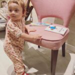 Feride Çetin Instagram - Son birkaç gündür tadilatla ugrasiyor ve çok özledigim Çatalca’daki kütüphanemi nasil buraya nakledecegime kafa yoruyorum. Mutfak esyalarim, televizyonum, gardirobumda kiyafetler eksik olabilir. Ama kitapsiz kaldigimda kendimi çiplak hissediyorum. Çocuklugumdan beri bu, böyle... Ne mutlu bana ki, kizim da kitaplara dokunmaya, bakmaya, koklamaya, (umarim bir gün okumaya ve yazmaya da...) doyamiyor... Neyse bugün felekten bir gün çalalim, dedim. AVM kitapçilarinda rastlanmayan yayinevlerini vitrine tasiyan @baska.ol ziyaret ettik. Kitapçida gelistirilecek çok sey var, özelikle çocuk bölümü. Hobi ve dünya edebiyati bölümleri... Zamanla çok daha guzel bir etkinlik alanina dönüstürülecegine inaniyorum. Görevliler tavsiyelerimizi can kulagi ile dinlediler. Danismanlarin çalismalarindan söz ettiler. Hayat ile kitaplara gömülerek geçirdigimiz birkaç saat bize çok iyi geldi. En sevdigim yazarlardan Ursula K. LeGuin, taze anneyken haftada ancak bir saat kütüphaneye gidecek vakit bulurmus. O bir saatin mutlulugu tüm haftaya yetermis. Simdi biz de bu mutlulukla harika bir hafta geçirecegimize inaniyoruz. Size de kitaplarla, sonu mutlu biten hikayelerle dopdolu bir hafta diliyoruz. #kitapaşkına #hayathanımharikalardiyarında #booklover #kitapçıdayız #kitapyoldaşlığı Başka Ol