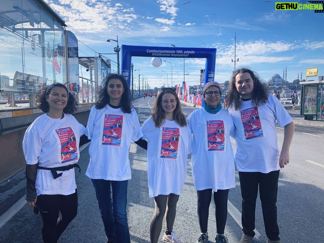 Feride Çetin Instagram - Gelecek sene köprüyü de geçelim, yine bol dans edelim @ucansupurgevakfi Festivale destek olmak için 20 Kasım’a kadar vakit var. Haydi bir koltuk da sen al, @ucansupurgefest sinemamızı güçlendir 🎬 link bioda Galata Bridge