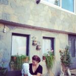 Feride Çetin Instagram - Hayatimi kurtardigin için tesekkür ederim kizim. Murakami’nin sözünü ettigi sevgiye nihayet kavusmus gibi hissediyorum. Sayende varligindan habersiz oldugum bir sürü seyle tanisiyorum. Her nefesin umut sebebi... 17. ayimiz kutlu olsun. You’ve so many years, happiness and screw ups ahead of you. But I swear I will do anything to make your life beautiful. Happy 17th month, my little fairy. #HayatHayatlaYasamayaDeger #iyikidoğdunhayatım #bebeğimbüyüyor #hayathanımharikalardiyarında “Yürekten sevdiğin bir insan varsa, bir kişi olsun yeter, hayatın kurtulmuş demektir.” #murakamisözleri Çatalca, İstanbul