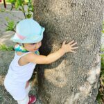 Feride Çetin Instagram - Biz yetişkinler, onların melek ayarlarını bozmadığımızda yolu gayet de iyi biliyorlar / You are the world and the world is you #lovenature #hayathanımharikalardiyarında #kızımbüyüyor #hergünbanasüpriz #öğreniyoruz #babylove #babyhug #lovetrees🌳 Lara Çağlayan
