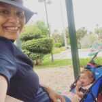 Feride Çetin Instagram - Son birkaç gündür tadilatla ugrasiyor ve çok özledigim Çatalca’daki kütüphanemi nasil buraya nakledecegime kafa yoruyorum. Mutfak esyalarim, televizyonum, gardirobumda kiyafetler eksik olabilir. Ama kitapsiz kaldigimda kendimi çiplak hissediyorum. Çocuklugumdan beri bu, böyle... Ne mutlu bana ki, kizim da kitaplara dokunmaya, bakmaya, koklamaya, (umarim bir gün okumaya ve yazmaya da...) doyamiyor... Neyse bugün felekten bir gün çalalim, dedim. AVM kitapçilarinda rastlanmayan yayinevlerini vitrine tasiyan @baska.ol ziyaret ettik. Kitapçida gelistirilecek çok sey var, özelikle çocuk bölümü. Hobi ve dünya edebiyati bölümleri... Zamanla çok daha guzel bir etkinlik alanina dönüstürülecegine inaniyorum. Görevliler tavsiyelerimizi can kulagi ile dinlediler. Danismanlarin çalismalarindan söz ettiler. Hayat ile kitaplara gömülerek geçirdigimiz birkaç saat bize çok iyi geldi. En sevdigim yazarlardan Ursula K. LeGuin, taze anneyken haftada ancak bir saat kütüphaneye gidecek vakit bulurmus. O bir saatin mutlulugu tüm haftaya yetermis. Simdi biz de bu mutlulukla harika bir hafta geçirecegimize inaniyoruz. Size de kitaplarla, sonu mutlu biten hikayelerle dopdolu bir hafta diliyoruz. #kitapaşkına #hayathanımharikalardiyarında #booklover #kitapçıdayız #kitapyoldaşlığı Başka Ol