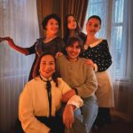 Feride Çetin Instagram – Şömine yanar deliler taranır #ekibingüzelliği @fulyamsar @beyzanurgunesen @serifeuur @dilektasidizisi Göktürk, Istanbul, Turkey