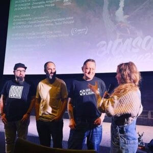 Fermin Muguruza Instagram - Al 75è aniversari de La Nakba, la Comunitat Palestina de Catalunya em va donar el Premi Esperança. Avui a la presentació de "BIDASOA 2018-2023" a Barcelona m'ho han lliurat i he plorat. Eskerrik asko bihotzez.
Aturem el genocidi. Boycott Israel. Free Palestine.

@bidasoa_2018_2023 
El documental es podrà veure de nou a Barcelona (Cinemes Girona) els dies 27, 29 i 2/11.

"BIDASOA 2018-2023" - gaur/hoy/avui/hoxe
URRIAK 26 octubre
Donostia, Principe – 17:30, 20:00
Santiago DC – Numax – 15:45
Bilbo, Golem – 17:15 (última proyección)
Madrid, Golem – 16:30 (última proyección)

#bidasoa20182023