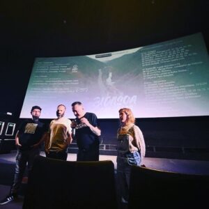 Fermin Muguruza Instagram - Al 75è aniversari de La Nakba, la Comunitat Palestina de Catalunya em va donar el Premi Esperança. Avui a la presentació de "BIDASOA 2018-2023" a Barcelona m'ho han lliurat i he plorat. Eskerrik asko bihotzez.
Aturem el genocidi. Boycott Israel. Free Palestine.

@bidasoa_2018_2023 
El documental es podrà veure de nou a Barcelona (Cinemes Girona) els dies 27, 29 i 2/11.

"BIDASOA 2018-2023" - gaur/hoy/avui/hoxe
URRIAK 26 octubre
Donostia, Principe – 17:30, 20:00
Santiago DC – Numax – 15:45
Bilbo, Golem – 17:15 (última proyección)
Madrid, Golem – 16:30 (última proyección)

#bidasoa20182023