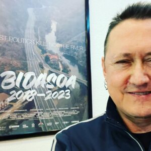 Fermin Muguruza Instagram - Al 75è aniversari de La Nakba, la Comunitat Palestina de Catalunya em va donar el Premi Esperança. Avui a la presentació de "BIDASOA 2018-2023" a Barcelona m'ho han lliurat i he plorat. Eskerrik asko bihotzez.
Aturem el genocidi. Boycott Israel. Free Palestine.

@bidasoa_2018_2023 
El documental es podrà veure de nou a Barcelona (Cinemes Girona) els dies 27, 29 i 2/11.

"BIDASOA 2018-2023" - gaur/hoy/avui/hoxe
URRIAK 26 octubre
Donostia, Principe – 17:30, 20:00
Santiago DC – Numax – 15:45
Bilbo, Golem – 17:15 (última proyección)
Madrid, Golem – 16:30 (última proyección)

#bidasoa20182023