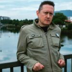 Fermin Muguruza Instagram - @bidasoa_2018_2023 Getari, Donibane Lohizune, Baiona… . « Ce n’est pas la Bidassoa qui tue, mais la politique migratoire », assène le chanteur et réalisateur basque Fermin Muguruza - @journalsudouest . BIDASOA 2018-2023 Kasu! Asteazkena 29 Getarin aurkeztuko dut eta abenduak 1 BAIONAko @atalantecinema -n Etorkinekin Diakiterekin batera. . 📷 @ikorkotx #bidasoa20182023 Puente Internacional Irun-Hendaye