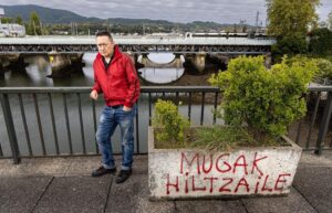 Fermin Muguruza Instagram - Mugak hiltzaile = fronteras asesinas = killer borders!
BIDASOA 2018-2023
@bidasoa_2018_2023 

URRIAK 24, Asteartea/gaur/Avui/Hoy/Hoxe
Donostia, Principe – 17:30, 20:00
Bilbo, Golem – 16:45
Gasteiz, Florida – 18:45
Madrid, Golem – 16:30
Santiago DC, Numax -16:30
.
Presentacions:
Barcelona - Cinemes Girona 19:30 dimecres 25
https://www.cinemesgirona.cat/bidasoa-2018-2023-vose
.
Valencia - Rector Peset 19:00 dissabte 28
Aforament limitat. Entrada gratuïta amb inscripció prèvia des de les 9h del 24 d’octubre de 2023 fins a completar aforament a
https://events.fundacio.es/.../presentacio-bidasoa-2018-2023
#bidasoa20182023