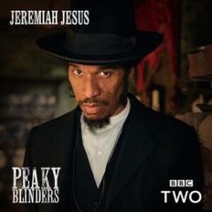 Fermin Muguruza Instagram - Agur eta ohore Benjamin Zephaniah! 
@officialbenjaminzephaniah 
Dub poeta erreferentziala, @peakyblindersofficial -en aktore bikaina ere. Polonian jo genuen elkarrekin 1987an, Kortaturen garaian… 
“no state, no monarchy. More books, more anarchy”.