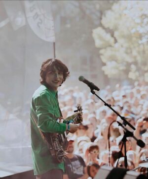 Finn Wolfhard Instagram - Thanks @shakykneesfest