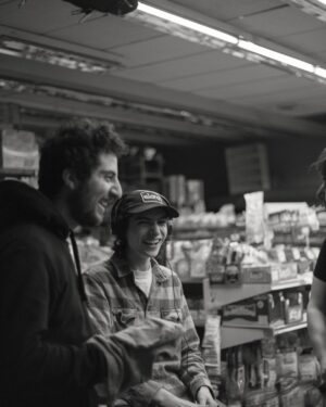 Finn Wolfhard Instagram - What’s so funny? #nightshifts 
Photos by: @luumomo
