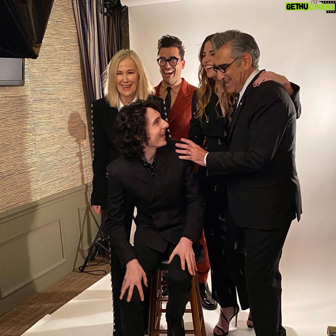 Finn Wolfhard Instagram - @fallontonight y’all!! An almost all-Canadian edition with @annefrances and the rest of these @schittscreek legends!! TONIGHT see a clip from @turningmovie too🕷@jimmyfallon