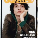 Finn Wolfhard Instagram - @finnwolfhardofficial interpreta a Mike Wheeler en ‘Stranger Things’ desde que tenía 13 años. Ahora, actúa junto a Julianne Moore en el debut tras la cámara de Jesse Eisenberg, ‘When You Finish Saving the World’, y se prepara para rodar la última entrega del bombazo de @netflix ⭐️ La entrevista completa de #GQHype ya está disponible en el 💥link en bio💥 Texto: @eileencartter Fotografia: Julius Frazer Estilismo: Brandon Tan Peluquería y maquillaje: @kumicraig Sastrería: Ksenia Golub Diseño de portada: @fervallespin Traducción: @marta._.caro y @victormgonz #FinnWolfhard